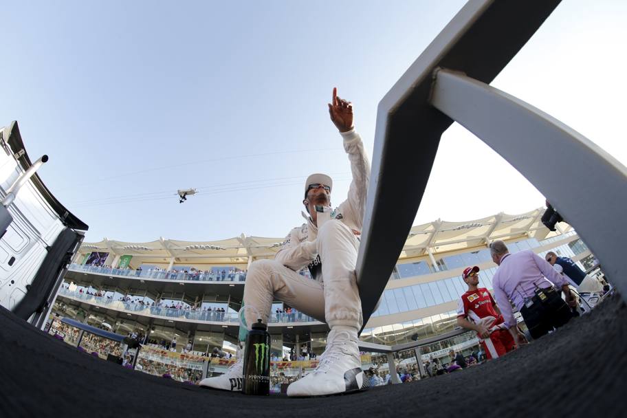 Gran Premio di Formula 1 ad Abu Dhabi, Lewis Hamilton saluta i fan (Reuters)